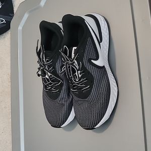Nike revolution womens size 7.5